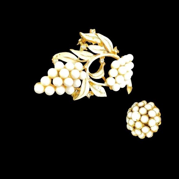Vintage Judy Lee gold tone ring white  & white gold grape brooch rhinestones - Picture 1 of 10